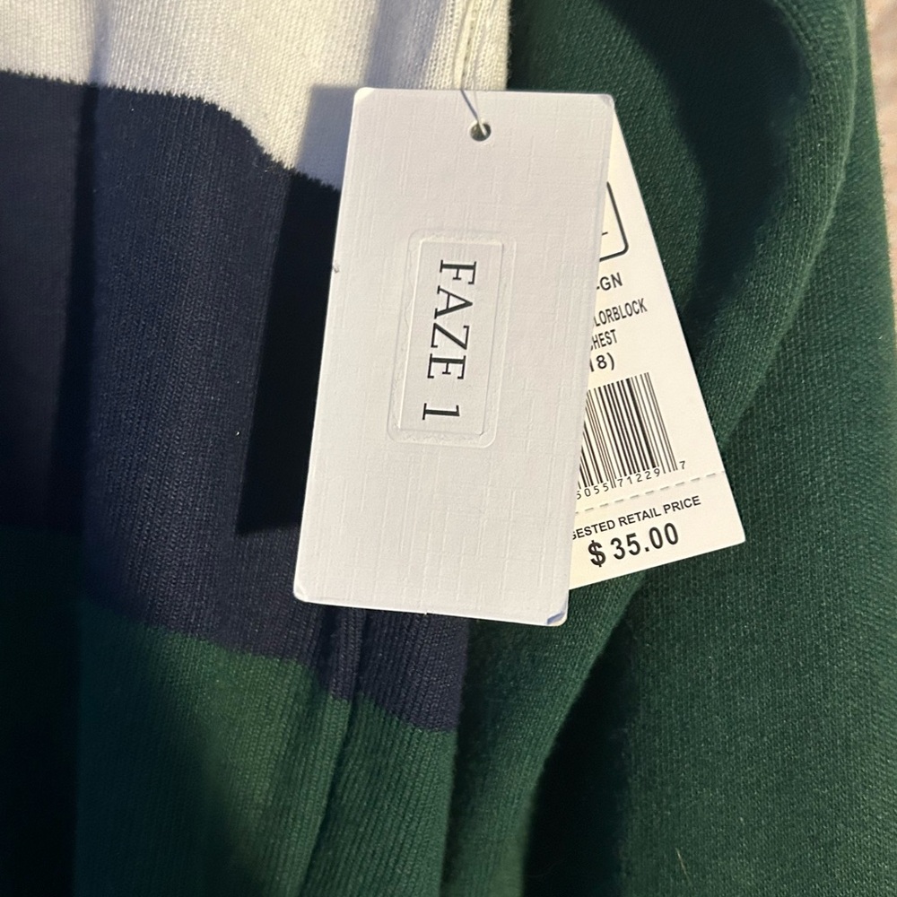 Green and White Sweater - Picture 5 of 5